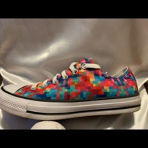 Unisex pixelated converse